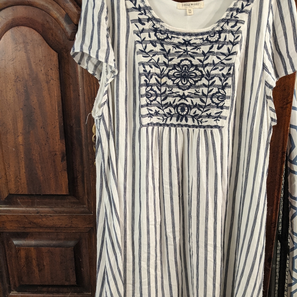 Tunic with the high center and lower on the sides